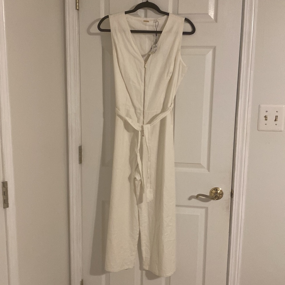 Tahari White capri jumper.  Size 8 never worn